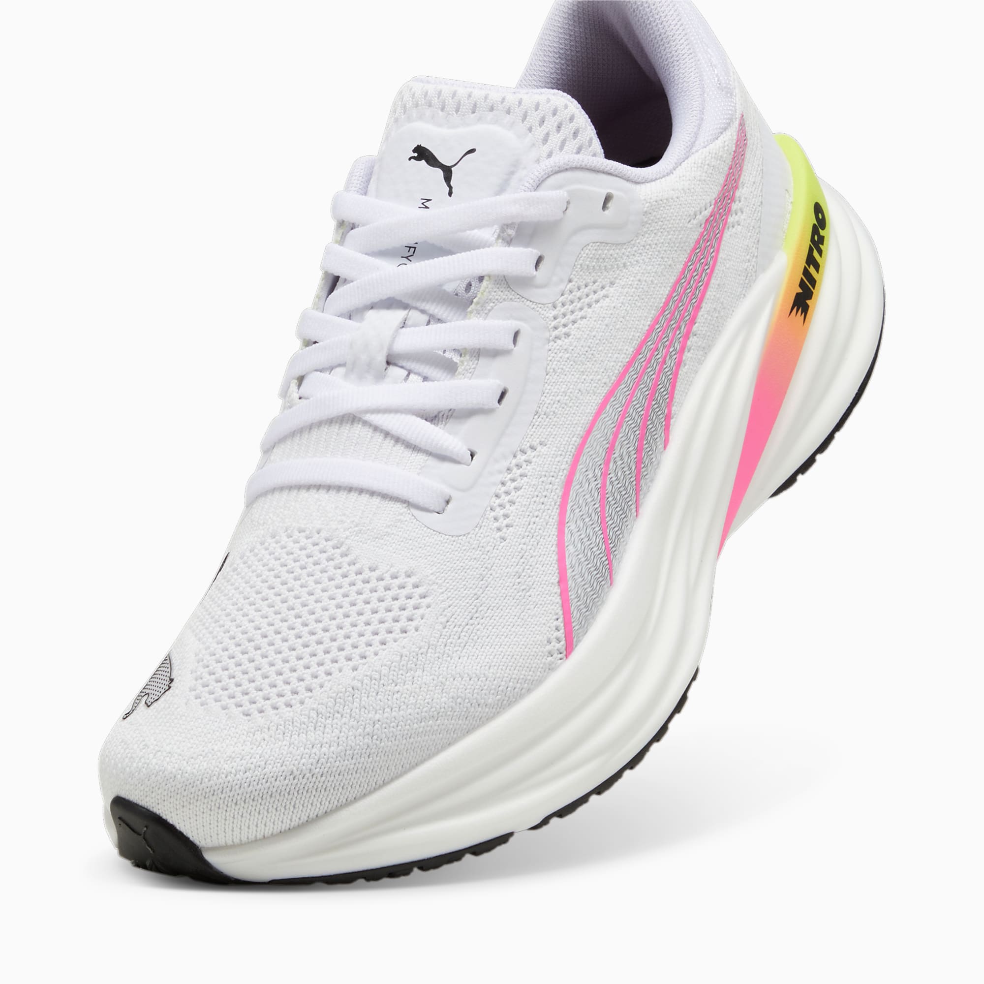 PUMA Magnify NITROâ¢ 2 hardloopschoenen voor Dames, Wit/Roze/Zwart